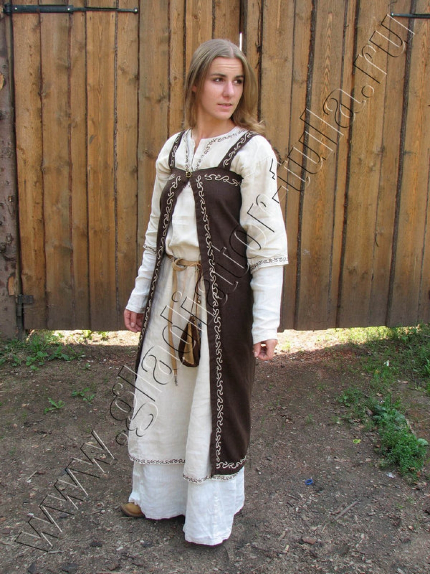 Женский средневековый костюм