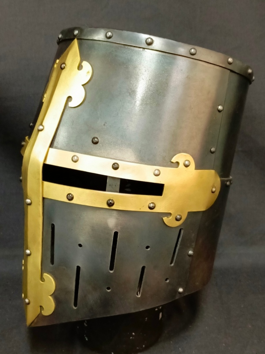 Шлем рыцарский, тип "Топфхельм" из библии Мациевского