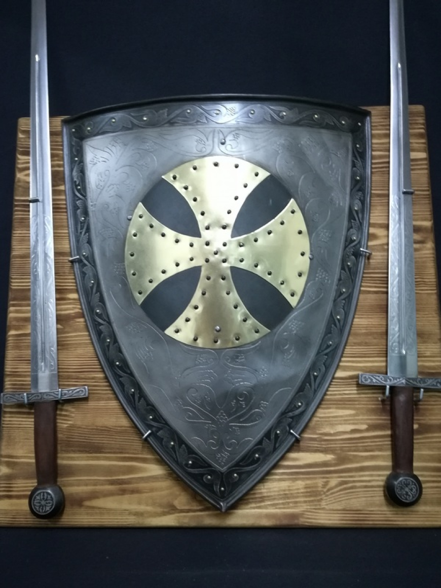 Панно из щита и пары мечей