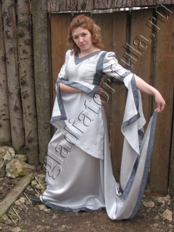 Коллекция женских средневековых костюмов