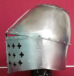 Шлем рыцарский, тип "Топфхельм" из Мадельна