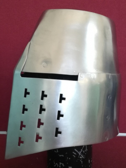 Шлем рыцарский, тип "Топфхельм" из Арнааса