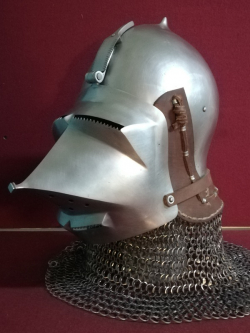 Шлем рыцарский,  Бацинет с забралом Хундсгугель