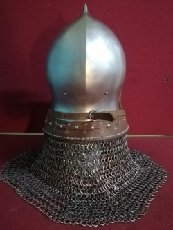 Шлем рыцарский,  Бацинет с забралом Хундсгугель
