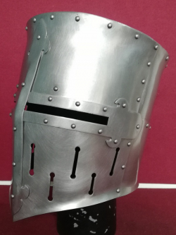 Шлем рыцарский, тип "Топфхельм" из библии Мациевского, тип 2