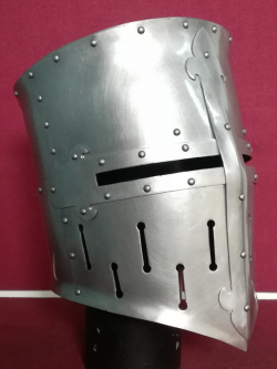 Шлем рыцарский, тип "Топфхельм" из библии Мациевского, тип 2