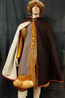Средневековый плащ с капюшоном  и окантовкой из натуральной кожи